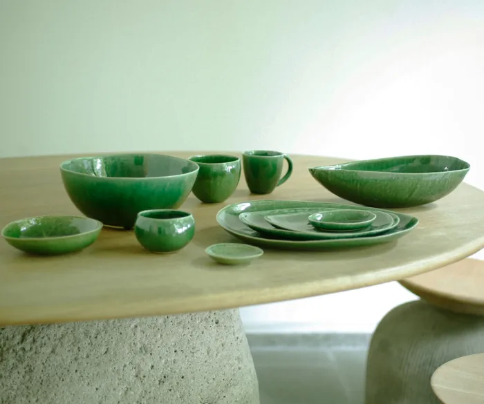 自然の形を写したババグーリの陶器 緑釉 – Jurgen Lehl